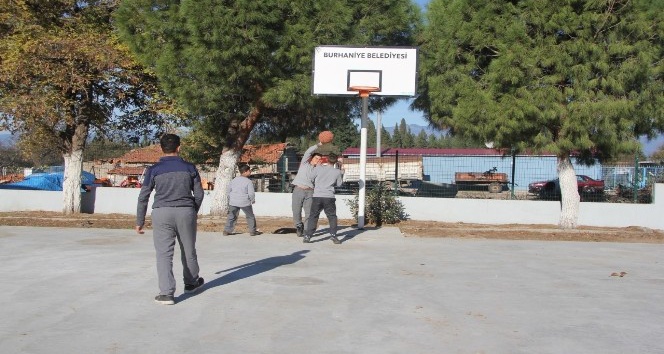 Burhaniye Belediyesi öğrencileri spora özendiriyor