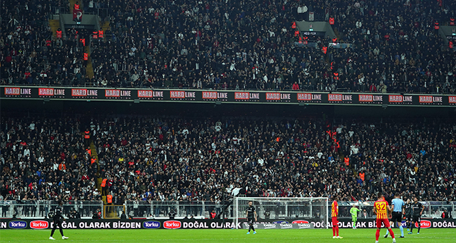 Beşiktaş&#039;ta soğuğa rağmen tribünler doldu