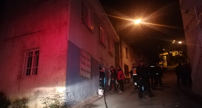 İzmir’de alevlerin arasında kalan genç kadını itfaiye eri kurtardı