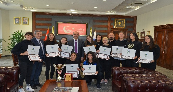 KAEÜ’si kadın voleybol takımı turnuva birincisi oldu