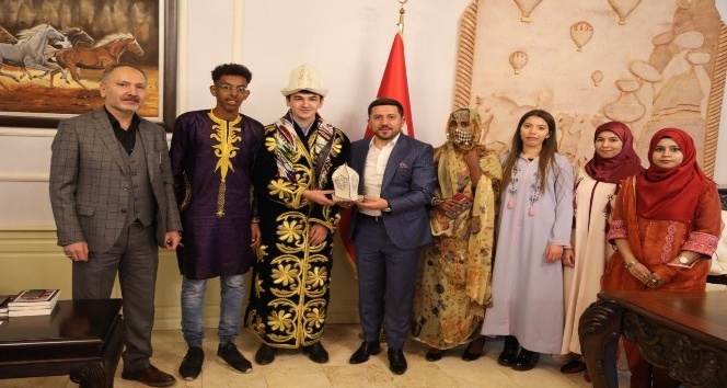 NUDER Başkanı Kahriman ve yabancı öğrenciler Başkan Arı’yı ziyaret etti