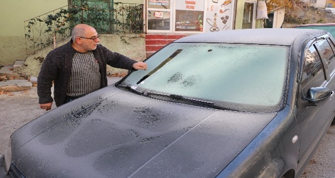 Yozgat’ta soğuk hava araç camlarını ve çeşmeleri dondurdu