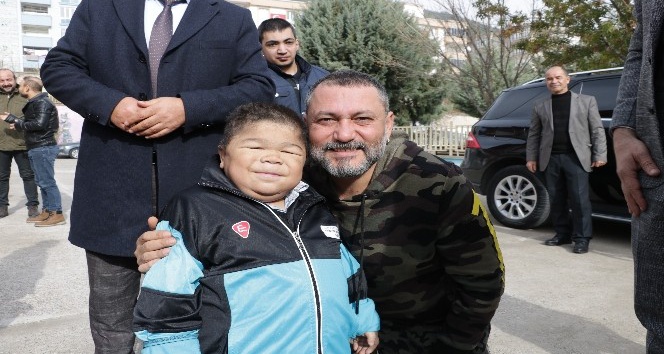 Hüsnü Şenlendirici’den engelli öğrencilere moral