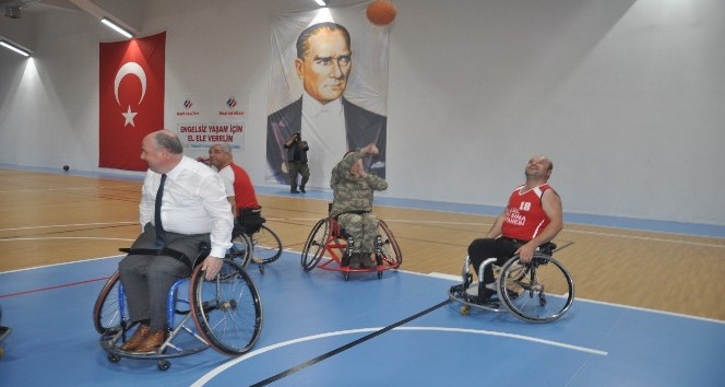Vali ve Garnizon Komutanı engellilerle basketbol oynadı