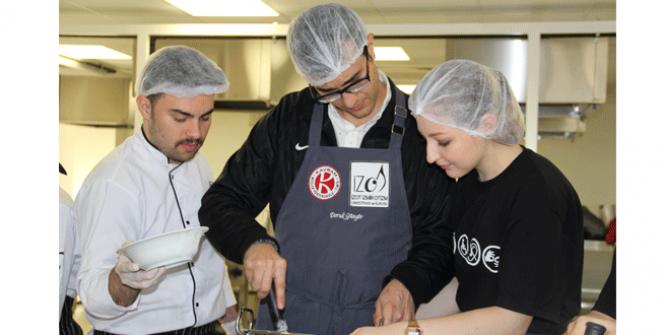 Otizmli bireyler mutfağa girerek kek yaptı