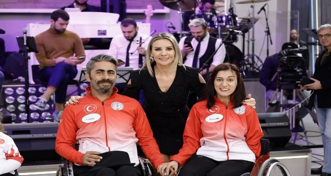 Esra Erol’a engellilere yardımlarından dolayı plaket