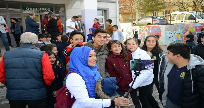 Malezya’dan gelen turist kafilesi, okullarda eğitim sistemini inceledi