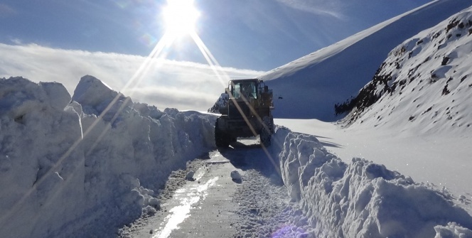 Kar kalınlığı yer yer 2-3 metreyi buldu!
