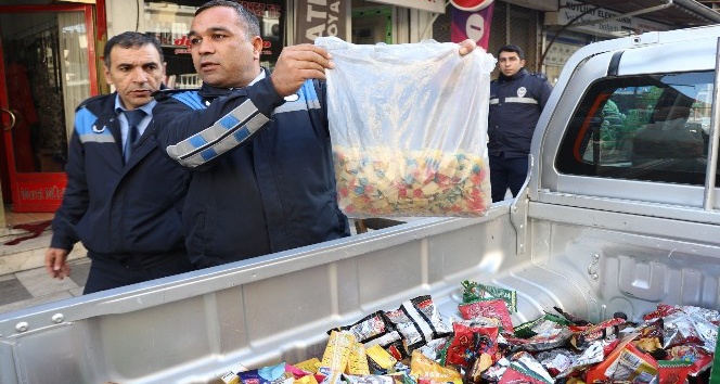 Tarihi geçmiş yüzlerce gıda ürünü imha edildi
