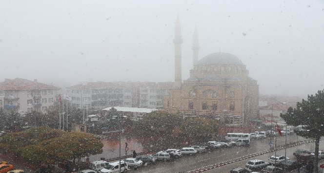Kaman kar yağışı ile beyaza büründü
