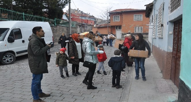 Miniklerden ihtiyaç sahiplerine yardım kolisi