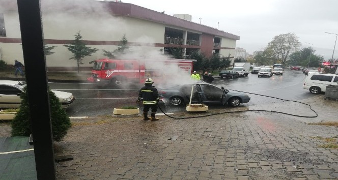 Rize’de seyir halindeki araç alev alev yandı