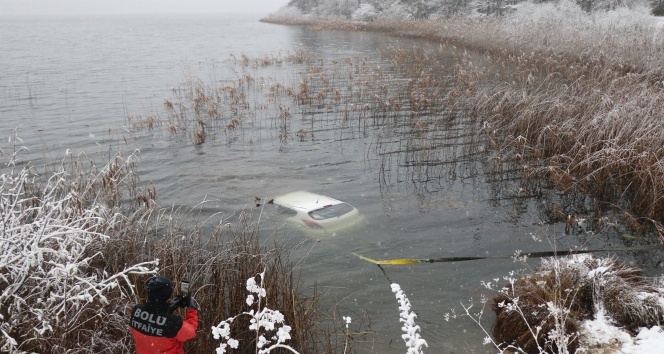 Abant Gölü’ne uçan otomobildeki 2 kişi yüzerek kurtuldu