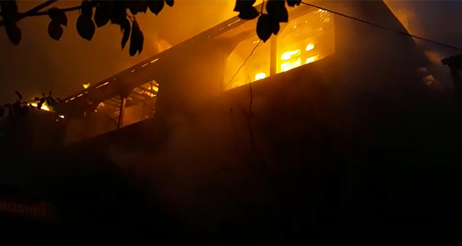 Erbaa’da yangın 3 evi sardı
