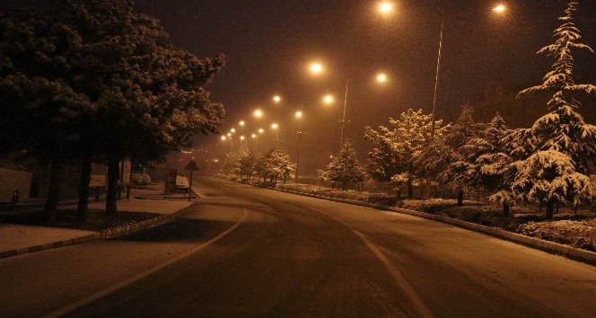 Nevşehir’e mevsimin ilk karı yağdı