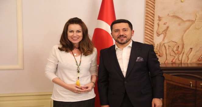 Ünlü oyuncu İpek Tuzcuoğlu, Belediye Başkanı Arı’yı ziyaret etti