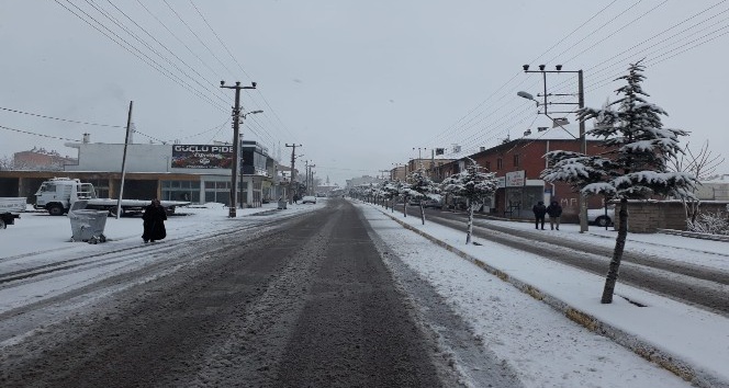 Acıgöl’de kar yağışı etkili oluyor