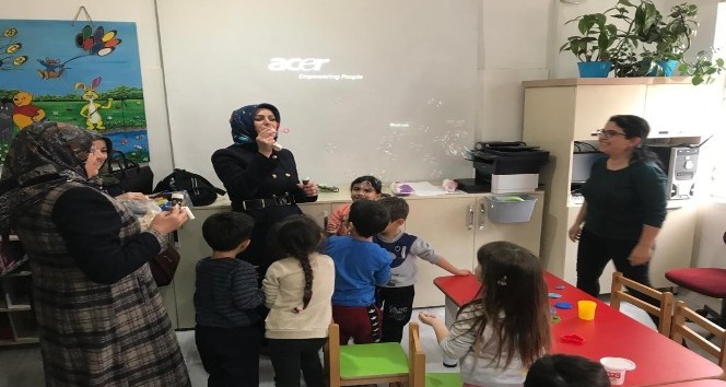 Başkan Arı’nın eşi Melek Arı’dan okullara ziyaret