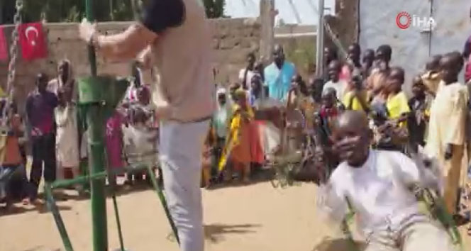 Afrikalı kimsesiz çocukların ilk dönme dolap sevinci kamerada