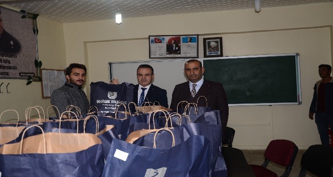 Uludere Belediyesi’nden öğrencilere kışlık bot ve mont yardımı