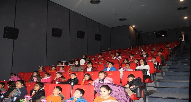 Öğrenciler ilk kez sinemada film izledi