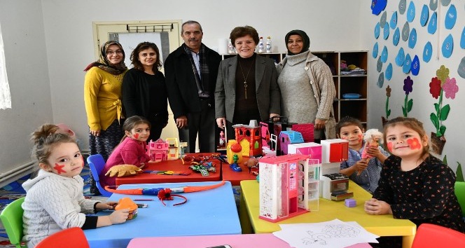 Kreş öğrencilerine oyuncak