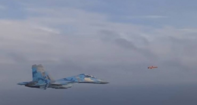 Ukrayna&#039;nın fırlattığı seyir füzesi ile SU-27 savaş uçakları yan yana uçtu