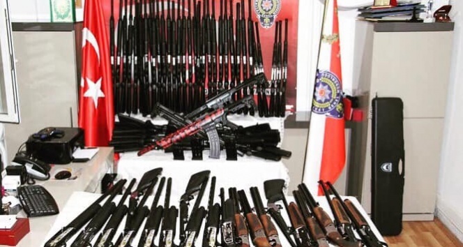 Konya’da bir araçta 78 adet tüfek ele geçirildi