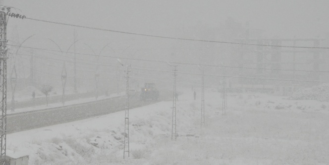 Yoğun kar yağışı her yeri beyaza bürüdü! Göz gözü görmedi