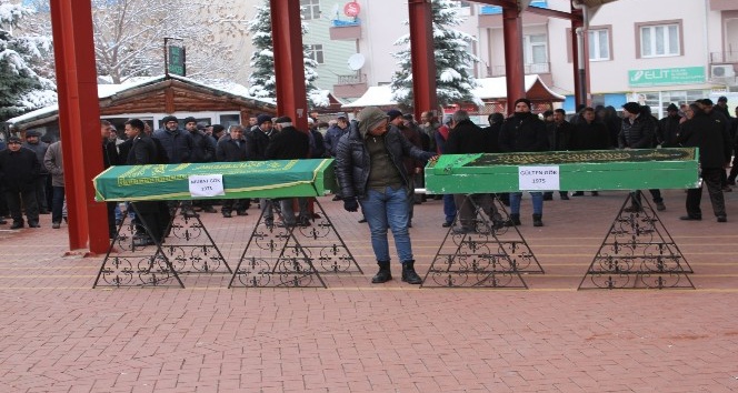 Asker ziyareti sonrası kazada hayatını kaybeden karı-koca, son yolculuklarına uğurlandı