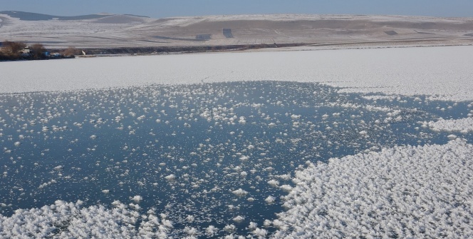 Ardahan’da Aktaş Gölü dondu