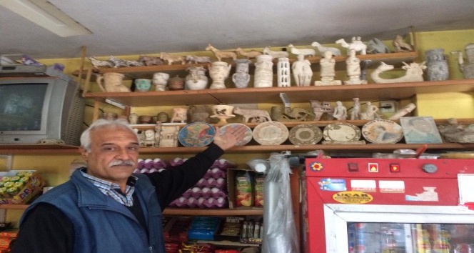 (Özel) Çakıyla yaptığı heykelcikleri bakkalında sergiliyor