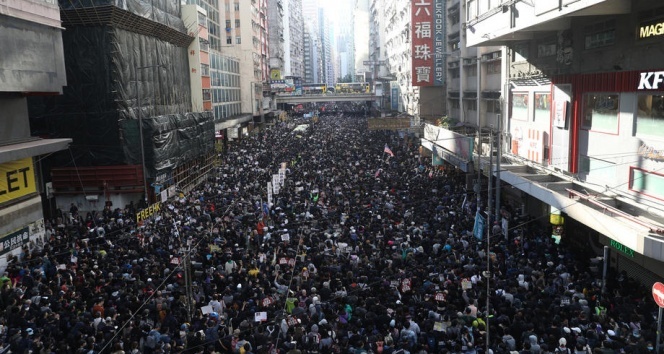 Hong Kong&#039;ta gösterilerin 6. ayında binlerce kişi yine sokaklarda
