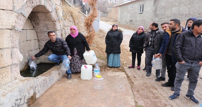 23.00 - Ödenmemiş faturalar nedeniyle susuz kalan köy halkı yardım bekliyor