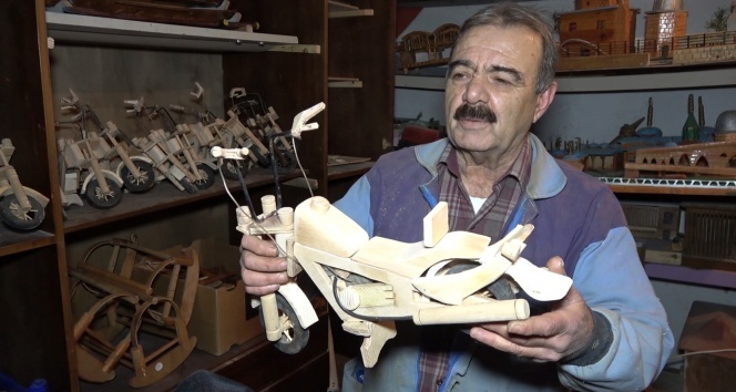 25 yıldır ahşaba şekil veriyor: Binin üzerindeki eseri garajında sergiliyor