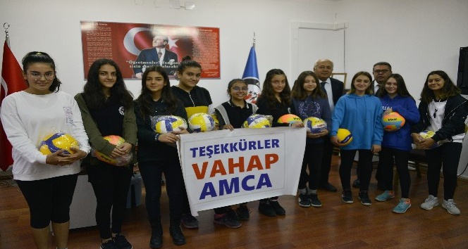 Seçer, Nehir’in isteğini kurmadı, öğrenciler voleybol topuna kavuştu