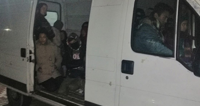 Çanakkale&#039;de kamyonet kasasında 49 mülteci yakalandı