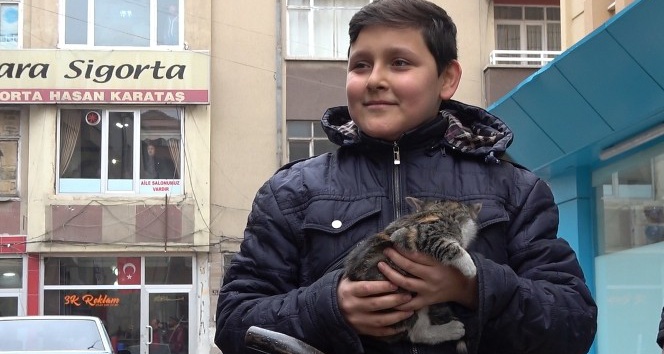 İtfaiye ekiplerinin kurtardığı kediyi 14 yaşındaki çocuk sahiplendi