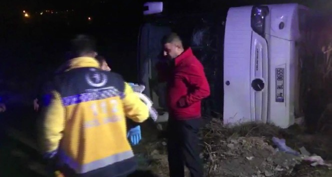 Erzincan-Erzurum Karayolunun Karakaya mevkiinde bir yolcu otobüsü, otomobille çarpıştı ve şarampole yuvarlandı. Kazada 20 kişi yaralandı.
