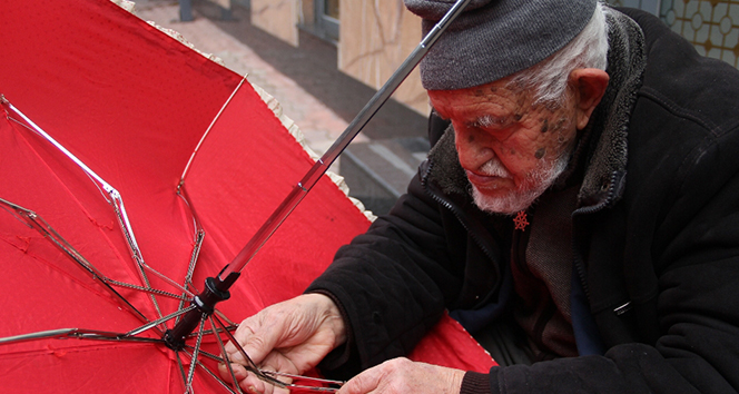 90 yaşında gözlük kullanmadan şemsiye tamir ediyor