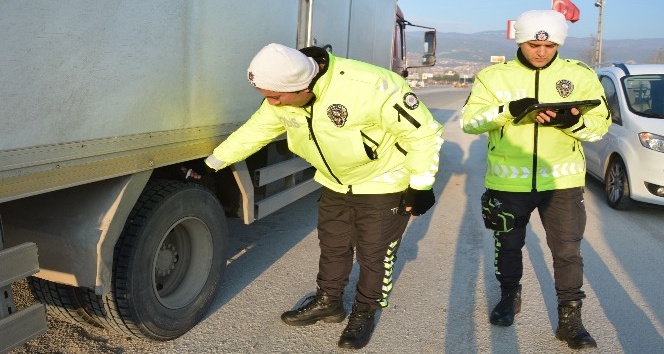 Niksar’da trafik ekipleri kış lastiği uygulaması yaptı