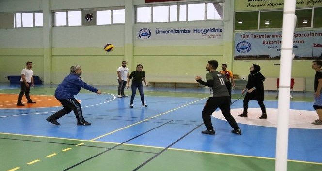 Rektör Şahin, öğrencilerle voleybol maçı yaptı