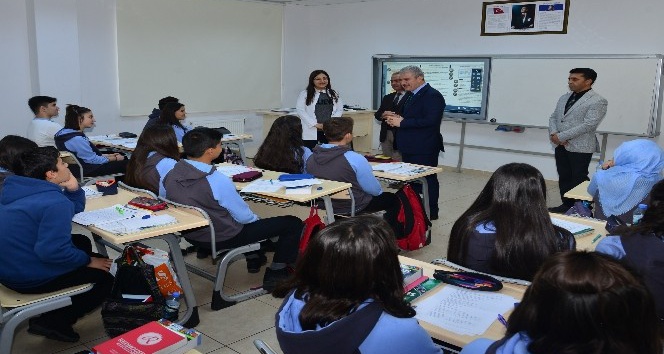 Vali Akın, okullarda incelemede bulundu