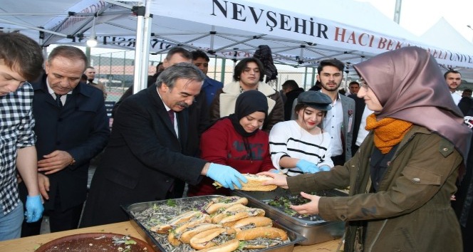 Başkan tazminatlarla öğrencilere hamsi dağıtıp konser düzenlendi