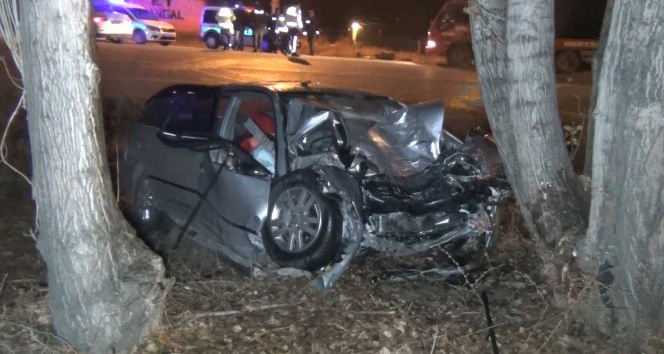 Otomobil 35 metre sürüklenip ağaca çarptı: 1 ölü