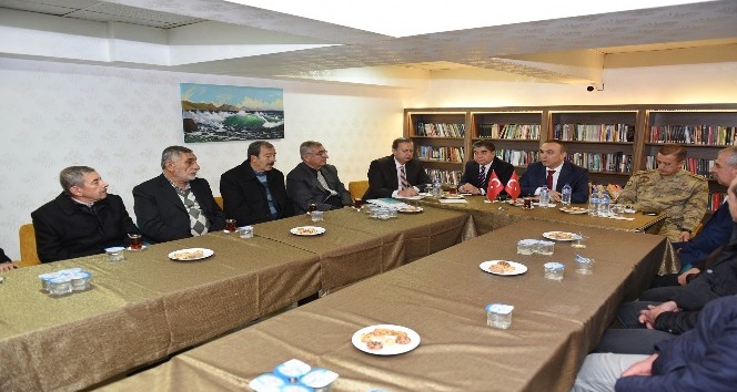 Vali Soytürk muhtarlarla bir araya geldi