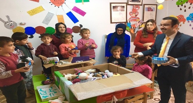Öğrenciler, oyuncak yaptı köy okulundaki çocuklara gönderdi