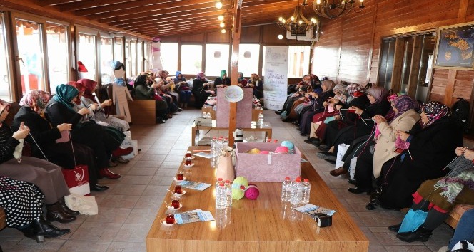 Nevşehir’de kadınlar ihtiyaç sahibi çocuklar için atkı ve bere ördü