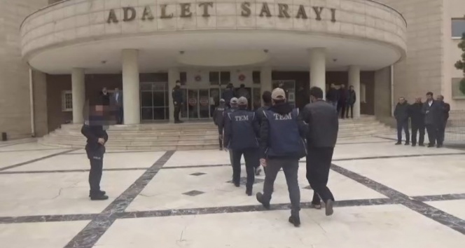 Barış Pınarı Harekatı&#039;nda yakalanan 8 terörist tutuklandı