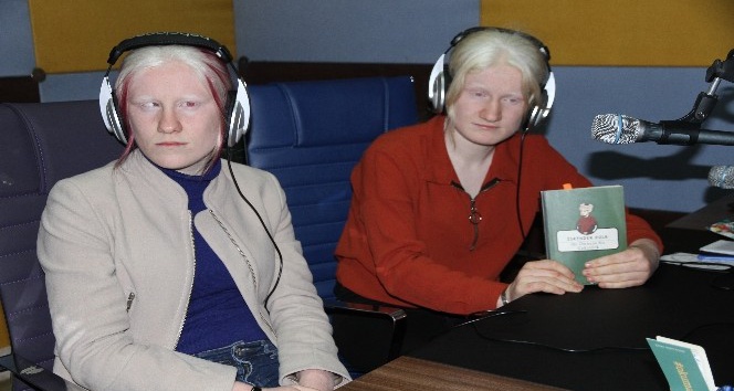 Albino ve engelli kardeşlerin azmi umut oluyor